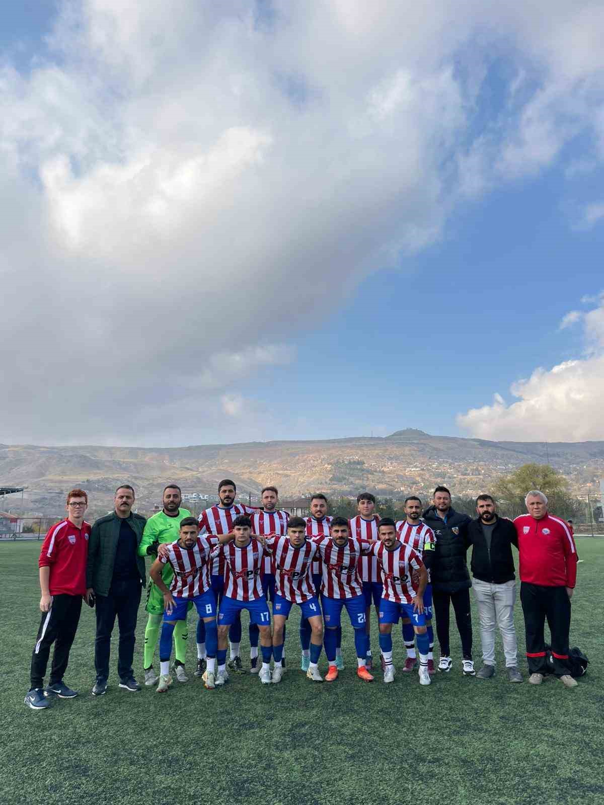 1966 Turanspor &ccedil;ıkışını s&uuml;rd&uuml;rd&uuml;
