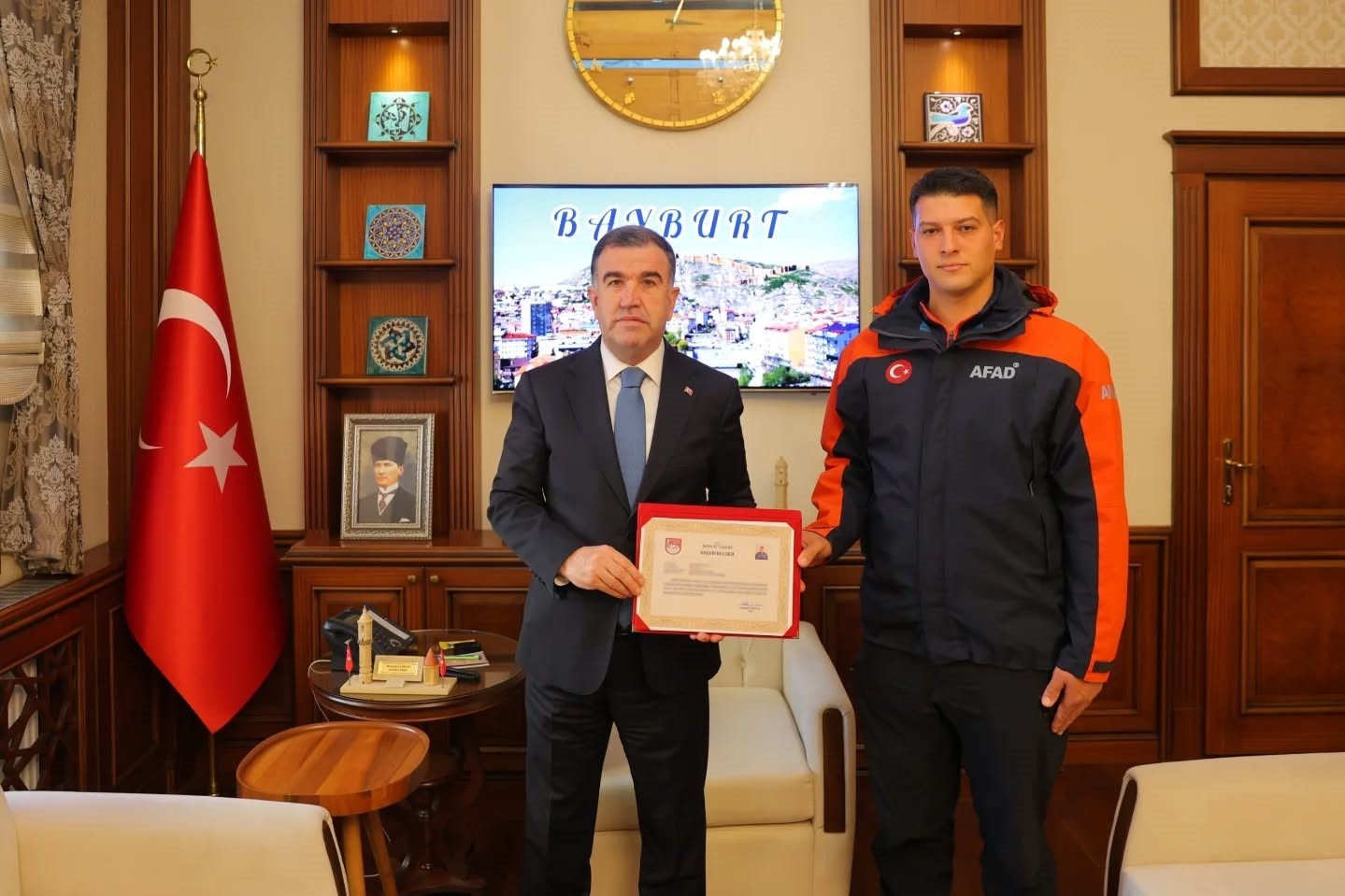 Alev alan ara&ccedil;tan 5 canı kurtardı: AFAD g&ouml;revlisine başarı belgesi
