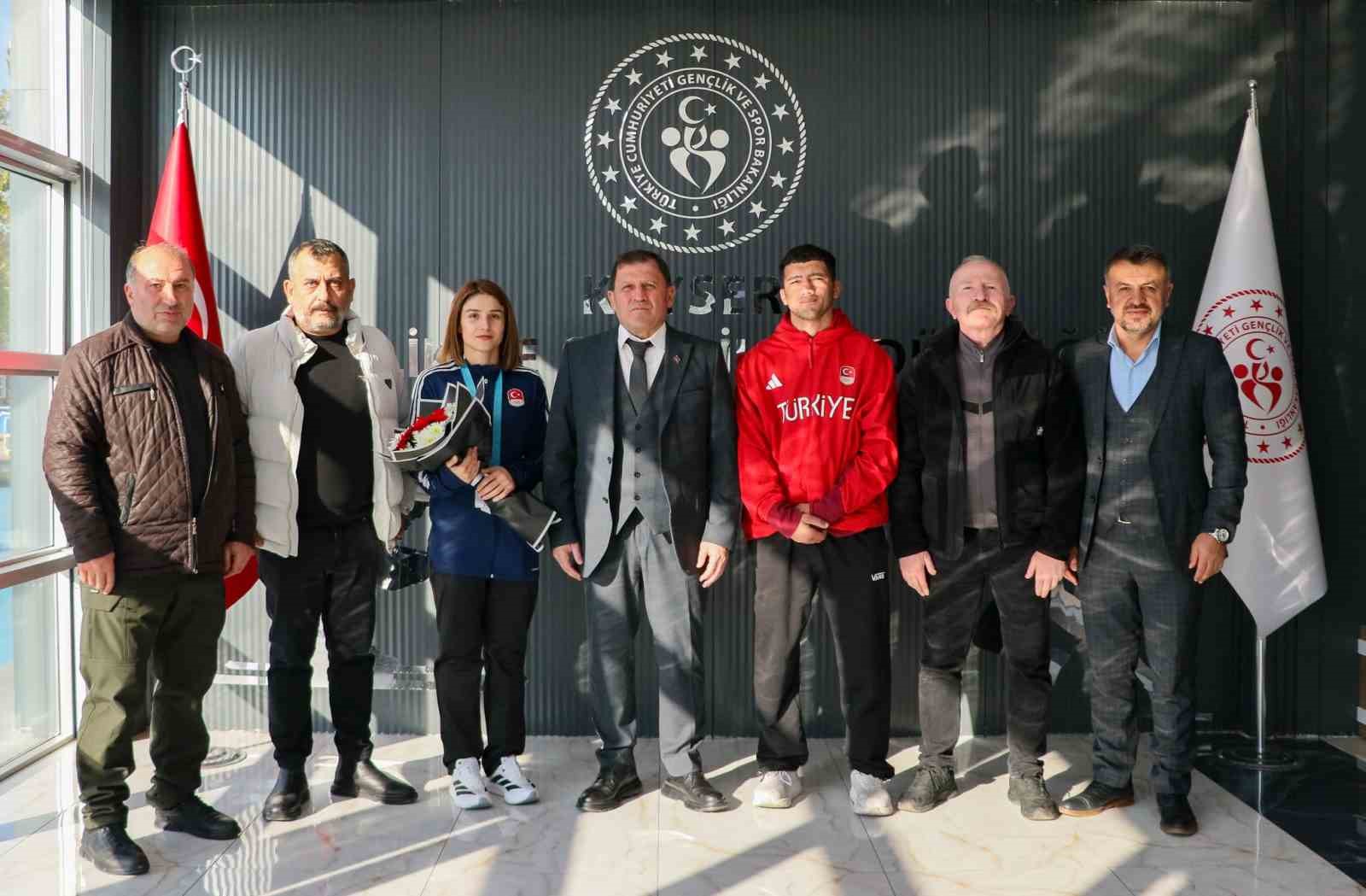 Şampiyonlara coşkulu karşılama