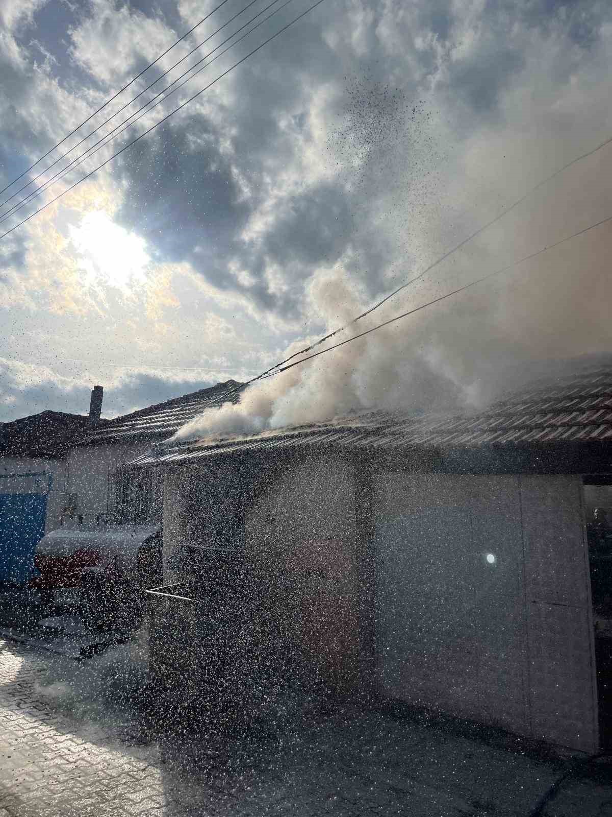 Balıkesir&rsquo;de depoda yangın
