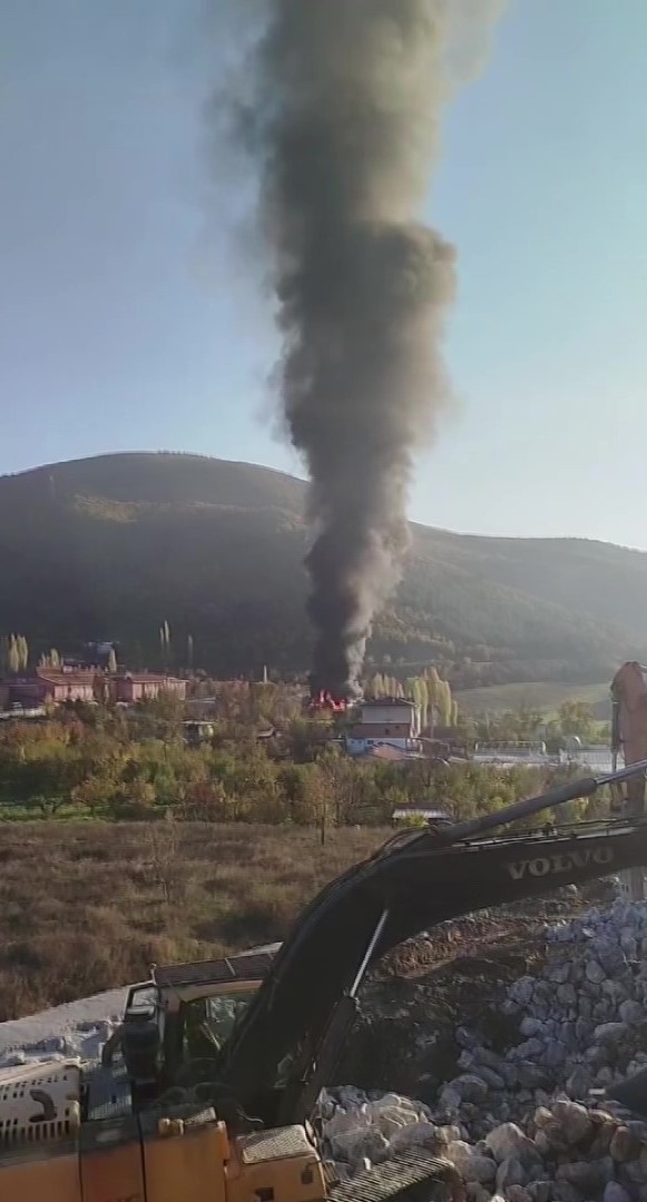 Amasya’da plastik malzeme dolu depo yandı, yükselen dumanlar metrelerce öteden görüldü
