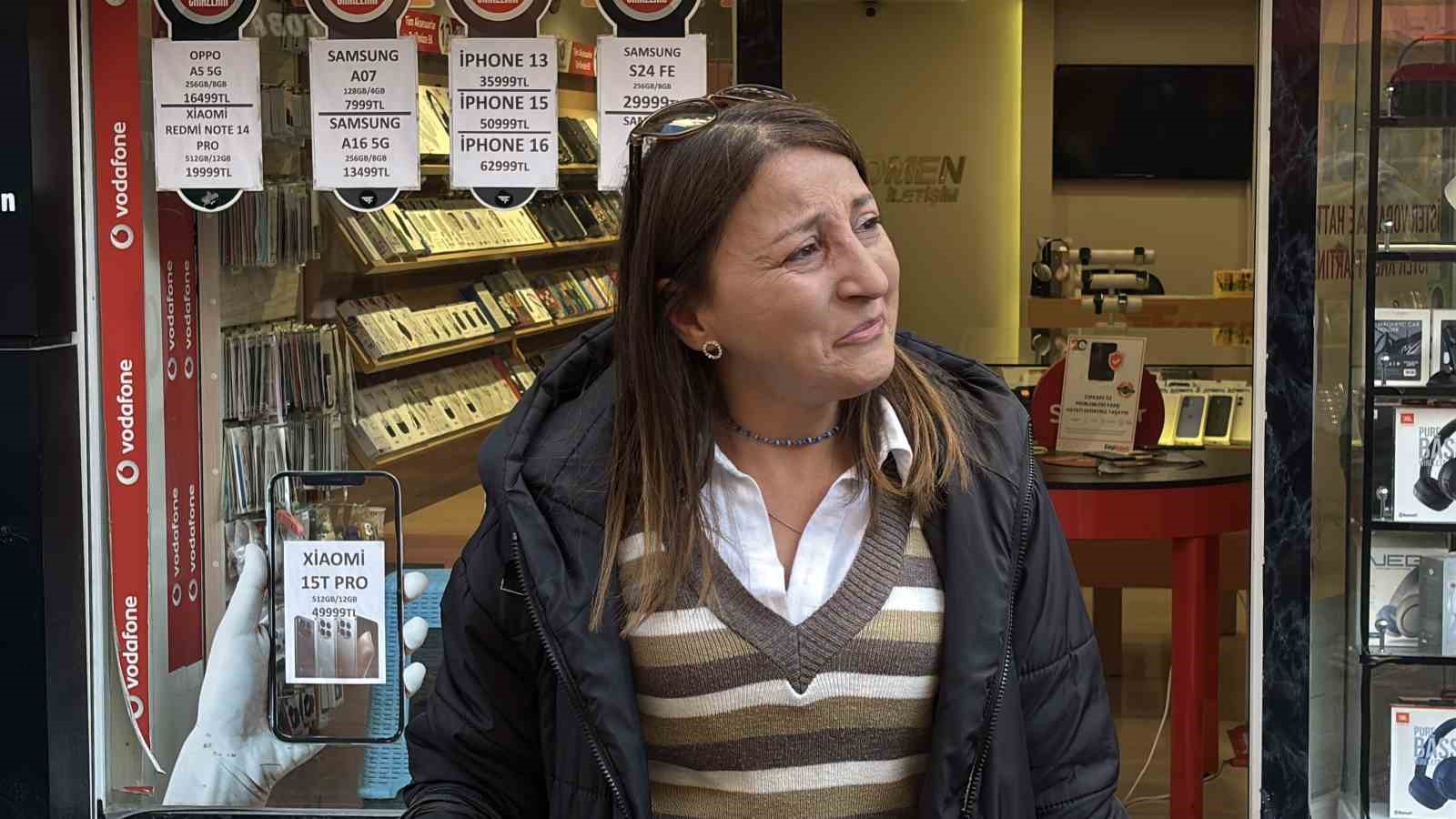 Sokağın maskotu "Waffle" ekipler tarafından barınağa götürülünce gözyaşı döktü