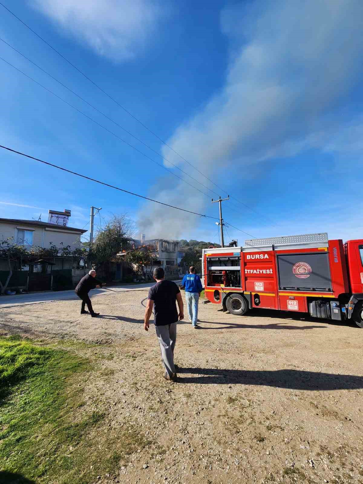 Bursa’da bir ev küle döndü, yanındaki bina hasar gördü
