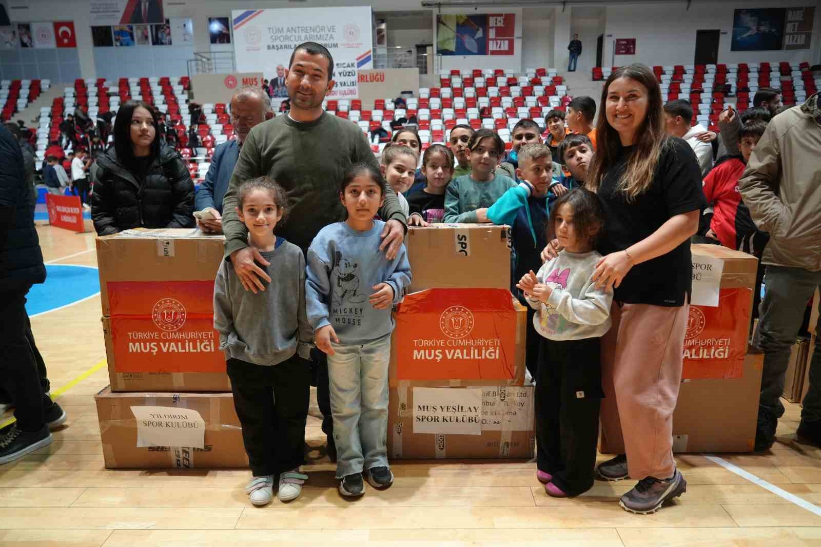 Muş’ta 35 amatör spor kulübüne 2 milyon TL malzeme desteği