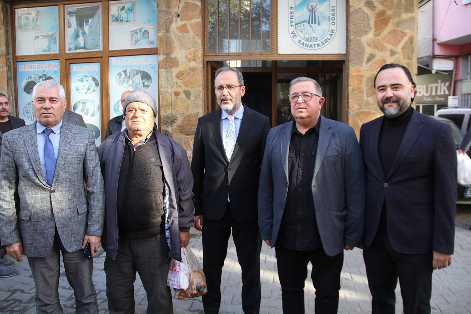 Eski Bakan Kasapoğlu, Kula Esnaf ve Sanatk&acirc;rlar Odası&rsquo;nı ziyaret etti
