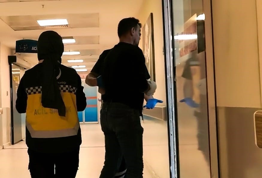 Eli trakt&ouml;r&uuml;n hidrolik sistemine sıkışan &ccedil;ift&ccedil;i yaralandı
