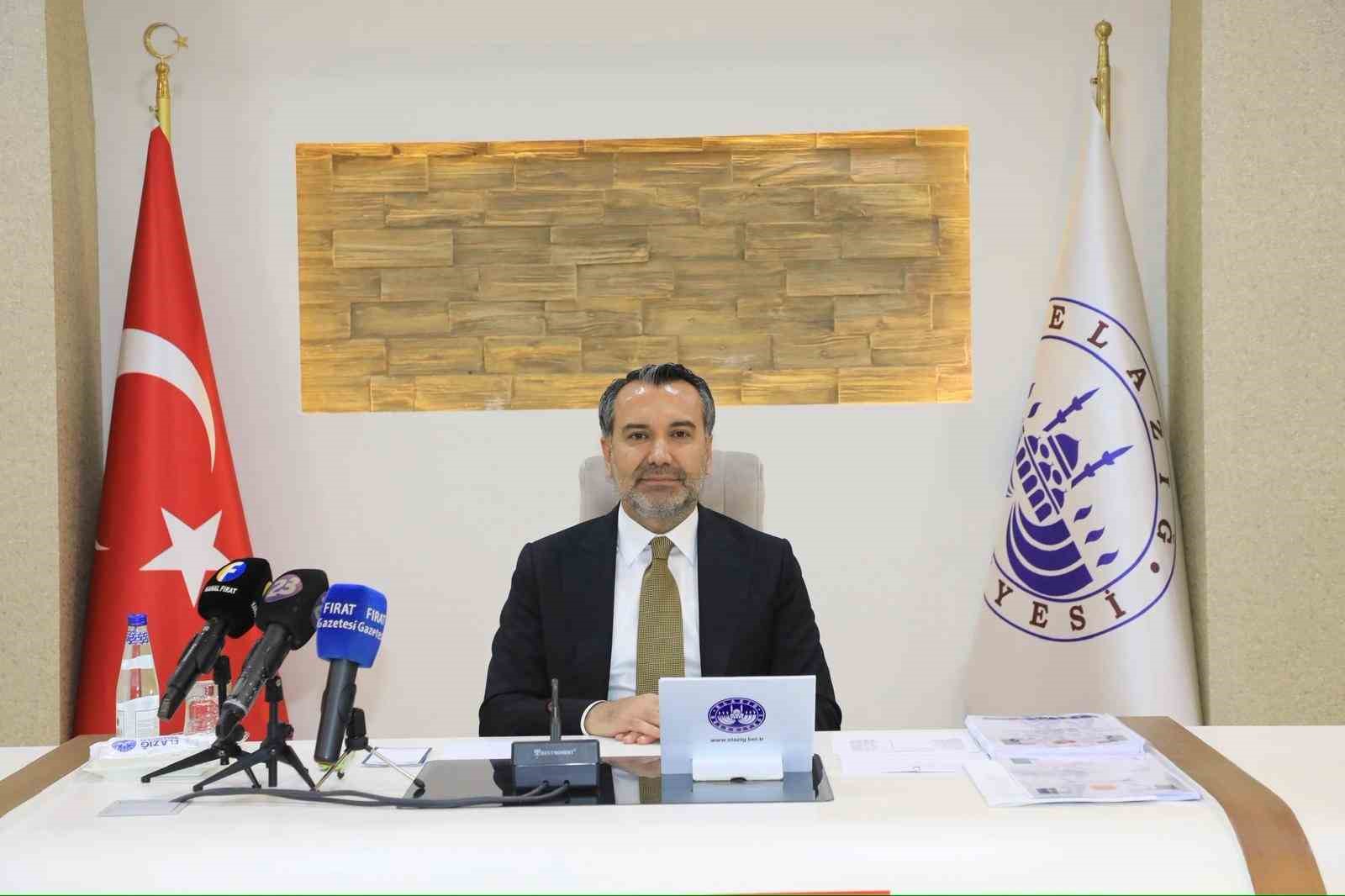 Meclis toplantısına eski içme suyu borularını getiren Başkan Şerifoğulları: "İçme suyu hattı döşeme çalışmalarımız yüzde 99 seviyesine ulaşmıştır"