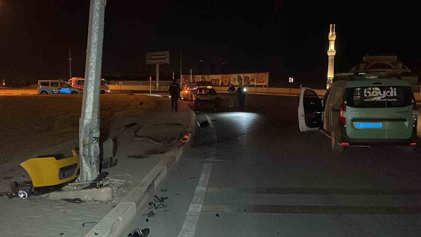 Karaman’da ticari taksi aydınlatma direğine çarptı