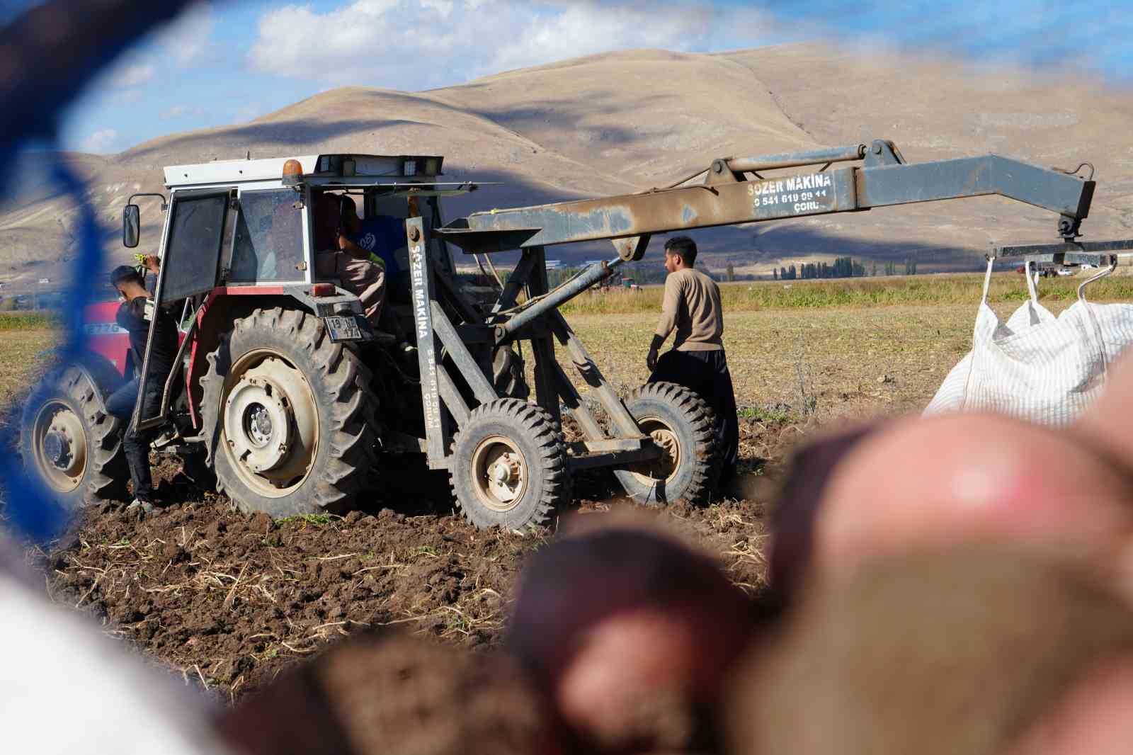 Bayburt’un Çayıryolu köyündeki patates hasadına İranlı işçiler destek veriyor