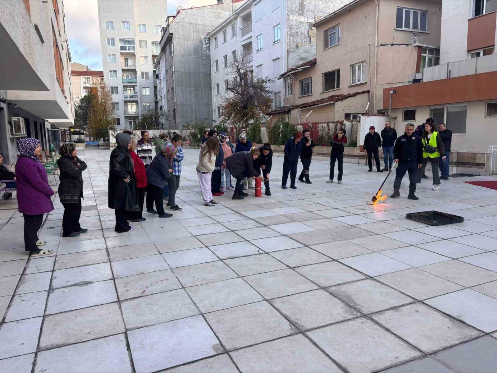 Yurt personeline uygulamalı yangın eğitimi