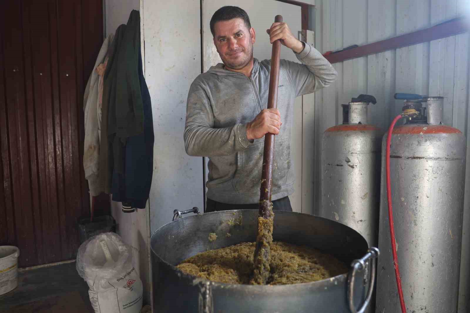 Kara kazanda pişen zeytinyağlı defne sabunu Türkiye’nin dört bir yanından rağbet görüyor