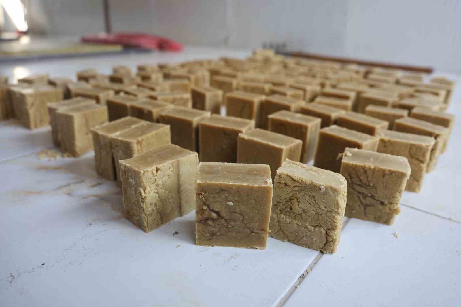 Kara kazanda pişen zeytinyağlı defne sabunu Türkiye’nin dört bir yanından rağbet görüyor
