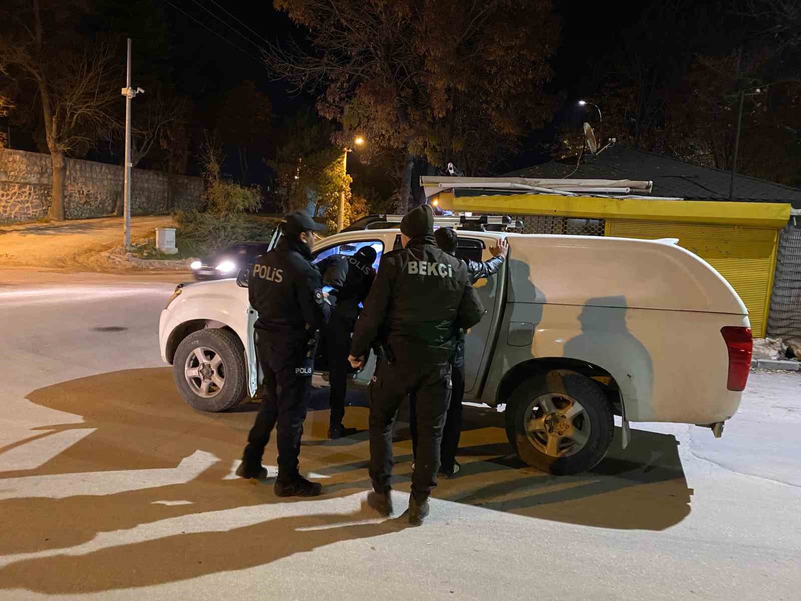 K&uuml;tahya&rsquo;da asayiş uygulamalarında 50 aranan şahıs yakalandı
