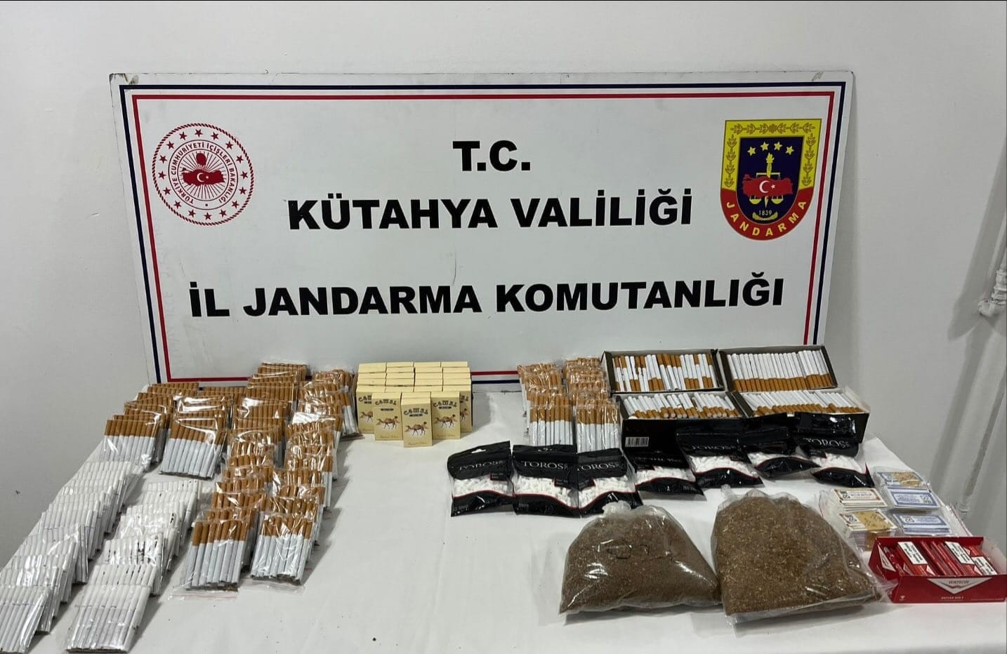 Kütahya’da binlerce bandrolsüz makaron ele geçirildi