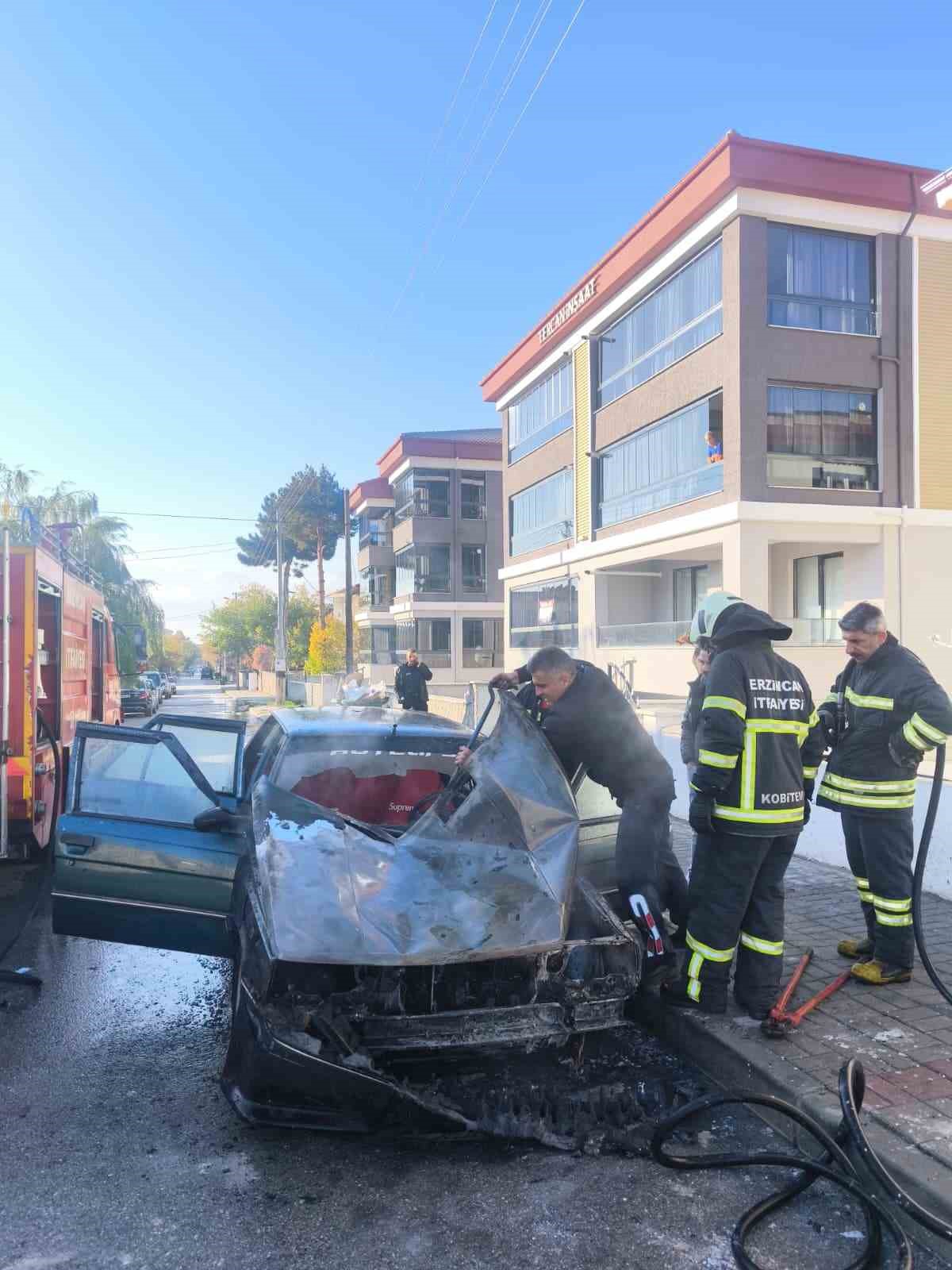 Erzincan’da park halindeki araç yandı
