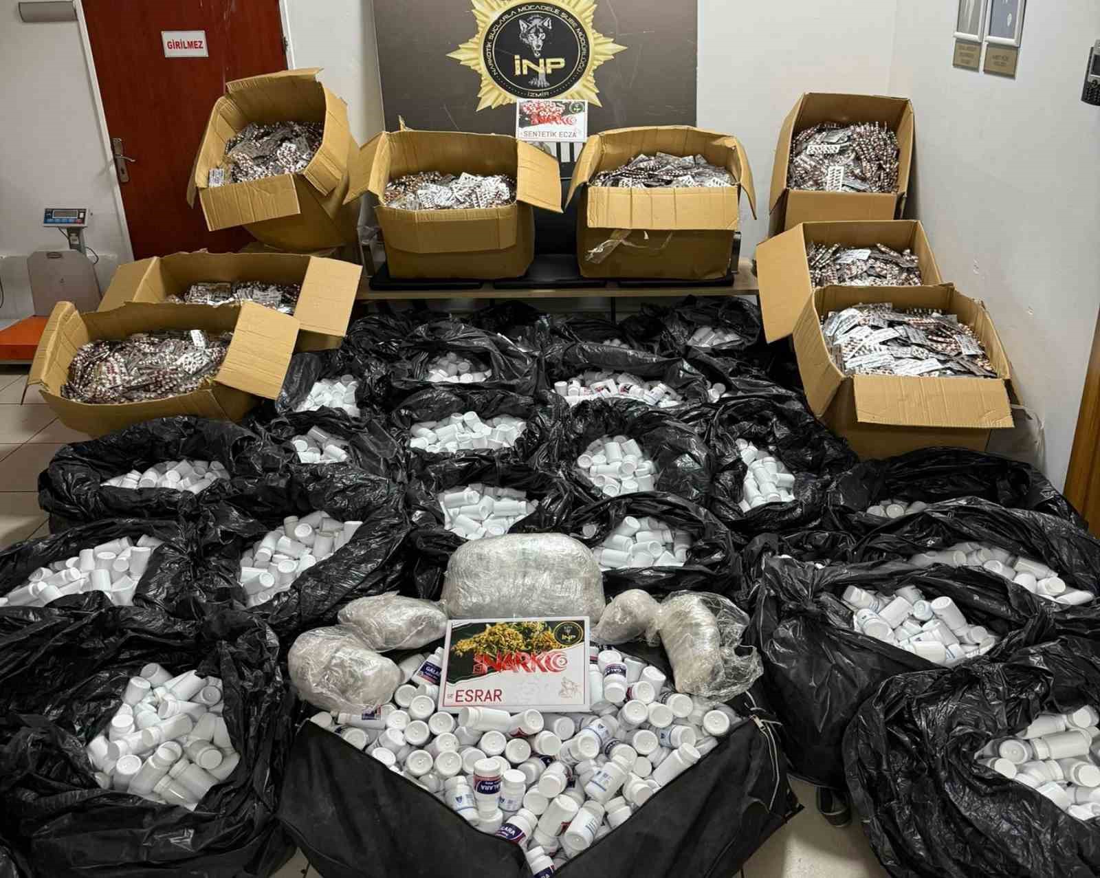 İzmir’de 974 adet uyuşturucu hap ele geçirildi