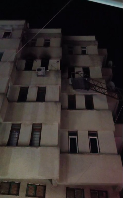 Antalya&rsquo;da apartman dairesi alev alev yandı
