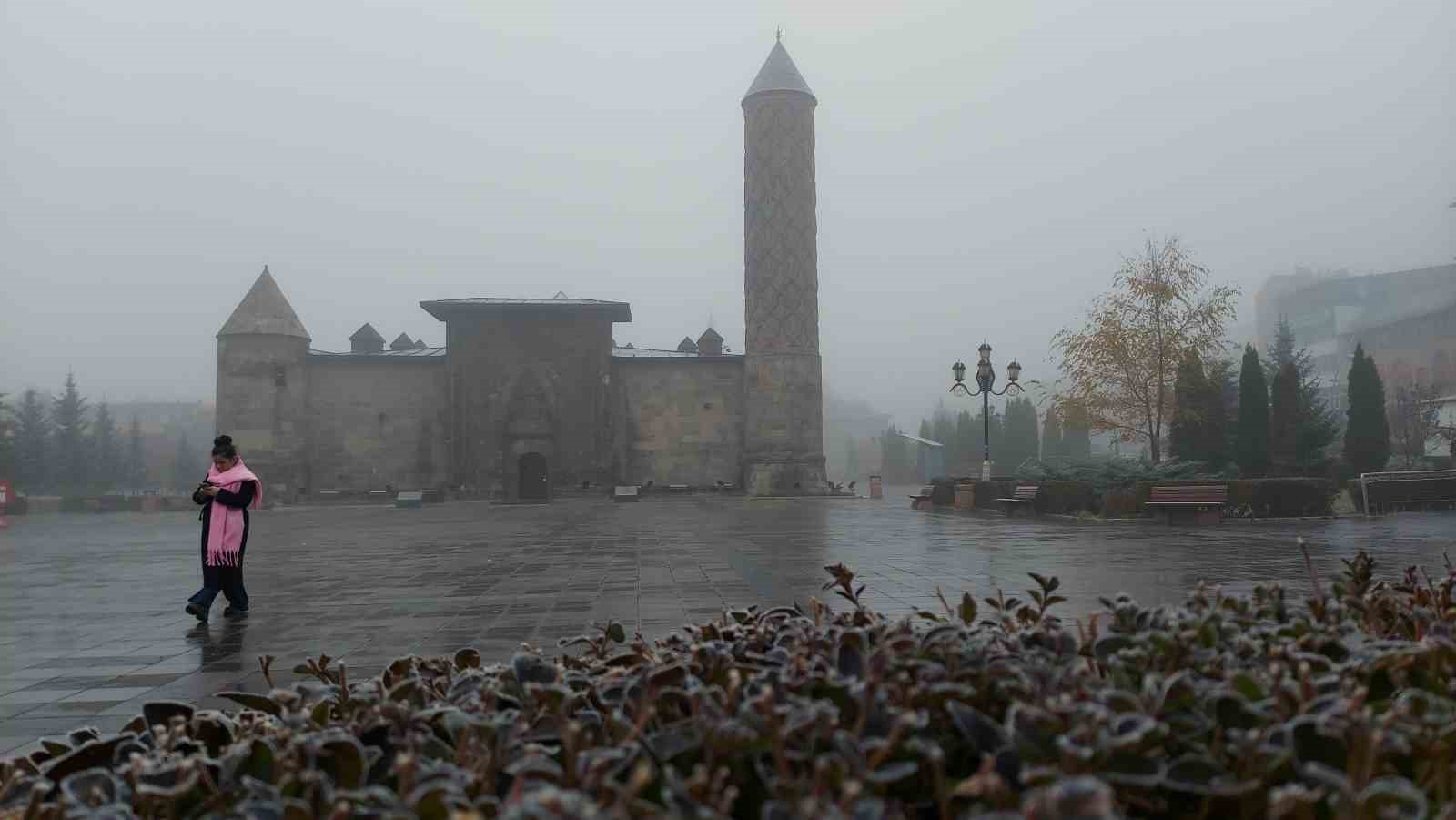 Erzurum g&uuml;ne sisle uyandı
