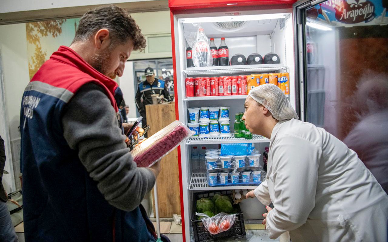 Kuşadası Belediyesi halk sağlığıyla oynayanları affetmiyor
