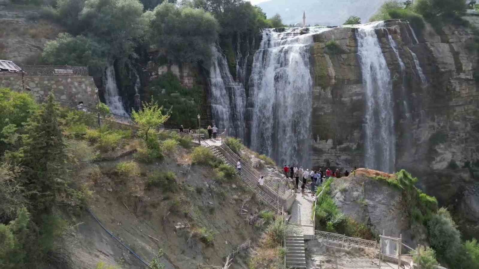 Sonbaharda Tortum Şelalesi’nde ziyaretçi yoğunluğu