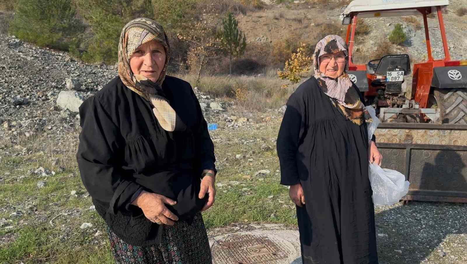 Bursa’da iki yaşlı kadın gençlere taş çıkartıyor