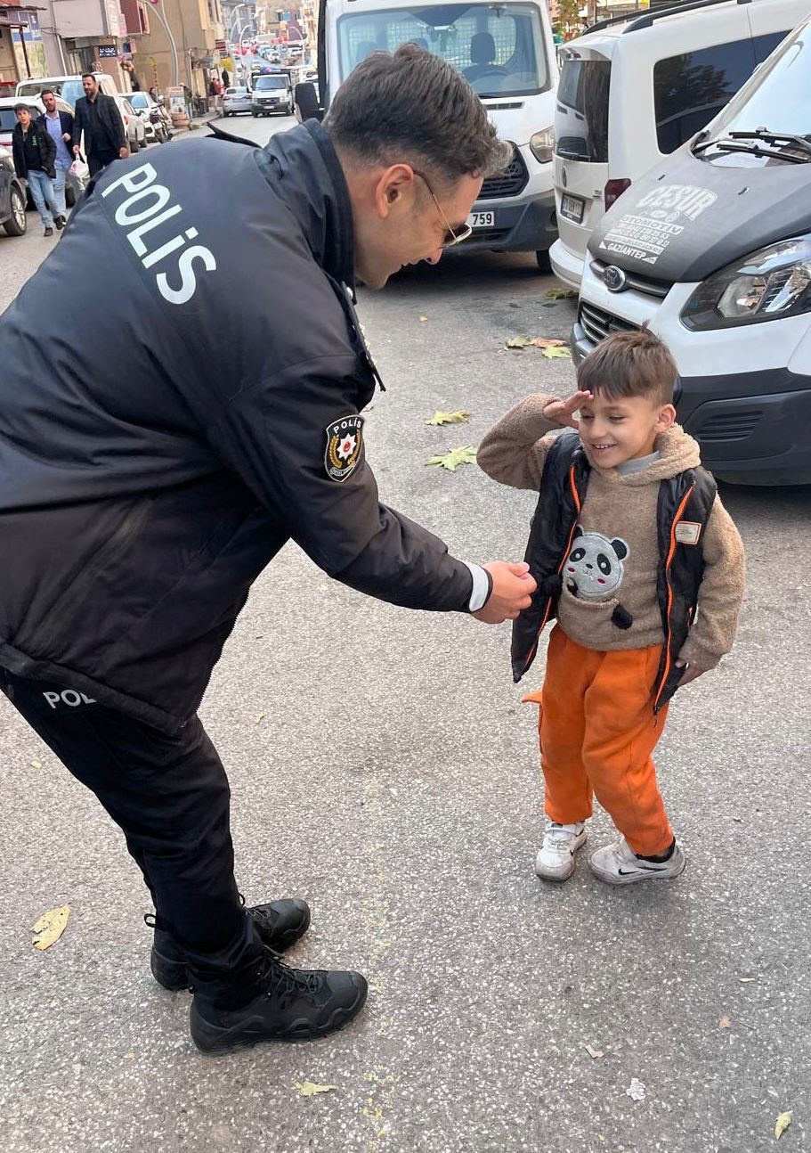Yoldan geçen emniyet müdürünü gördü, asker selamıyla yürekleri ısıttı