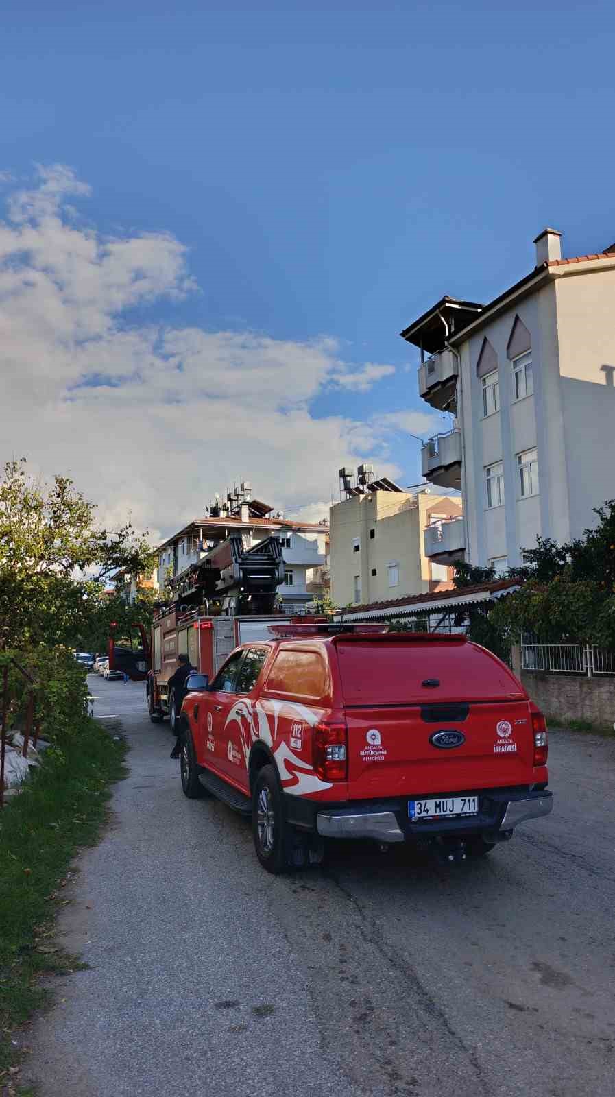 Apartman &ccedil;atısındaki yangını patlayan su borusu s&ouml;nd&uuml;rd&uuml;
