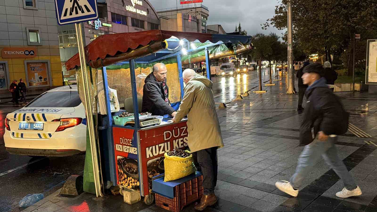 D&uuml;zce&rsquo;nin coğrafi işaretli "kuzu kestanesi" tezgahları s&uuml;sledi
