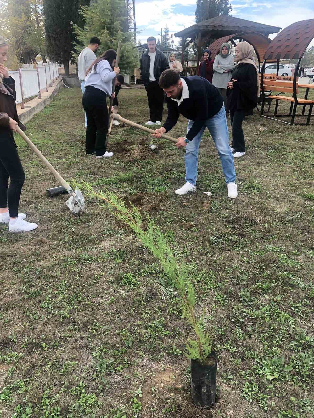 BŞE&Uuml; S&ouml;ğ&uuml;t MYO&rsquo;da yeni fidanlar toprakla buluştu
