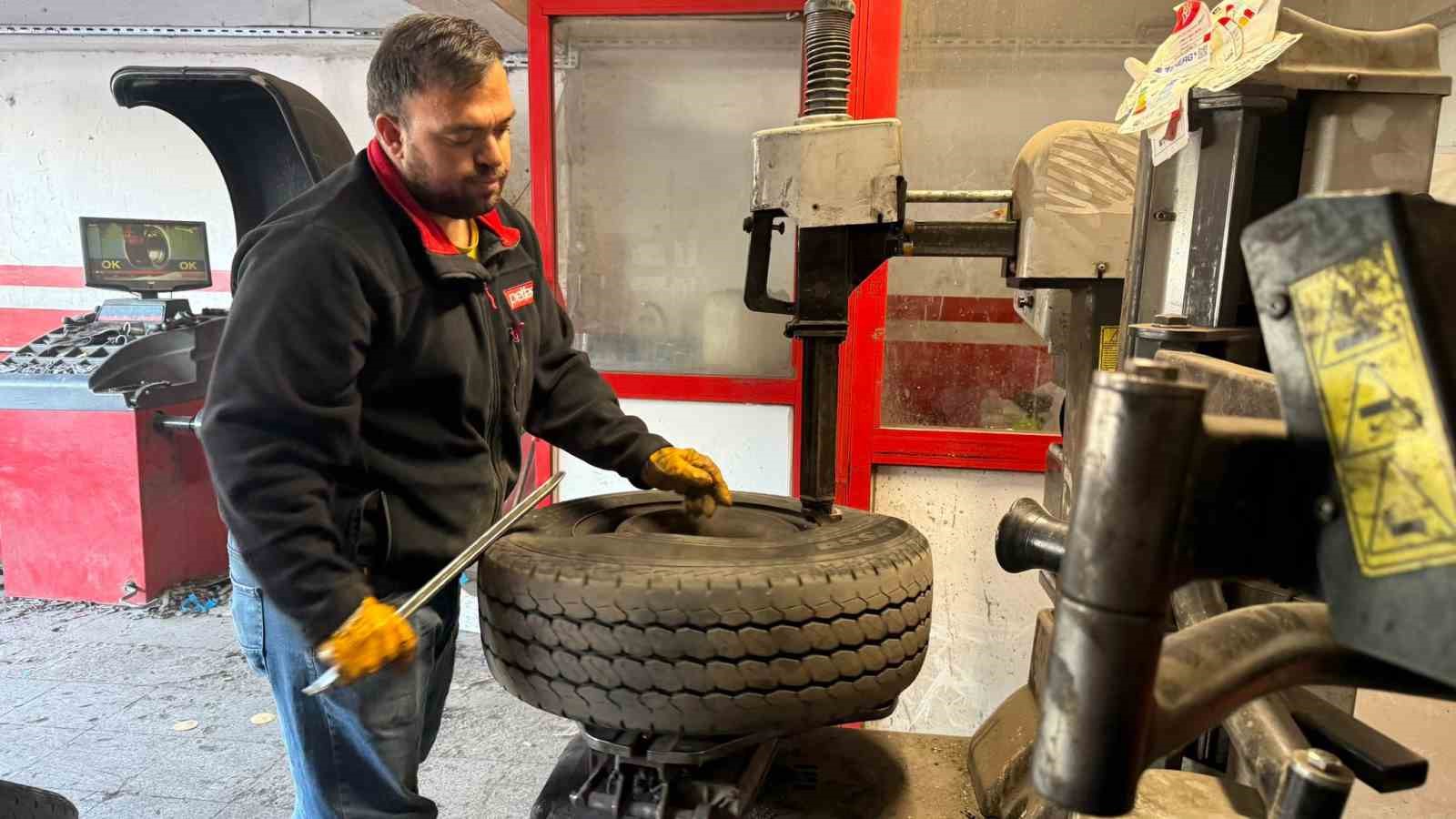 Lastikçilerde kış yoğunluğu: Sürücüler kış lastiği değişimi için akın ediyor
