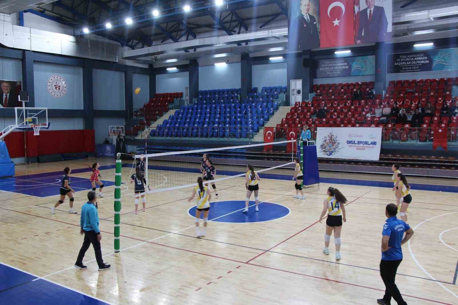 D&uuml;zce k&uuml;&ccedil;&uuml;k kızlar voleybol m&uuml;sabakaları başladı
