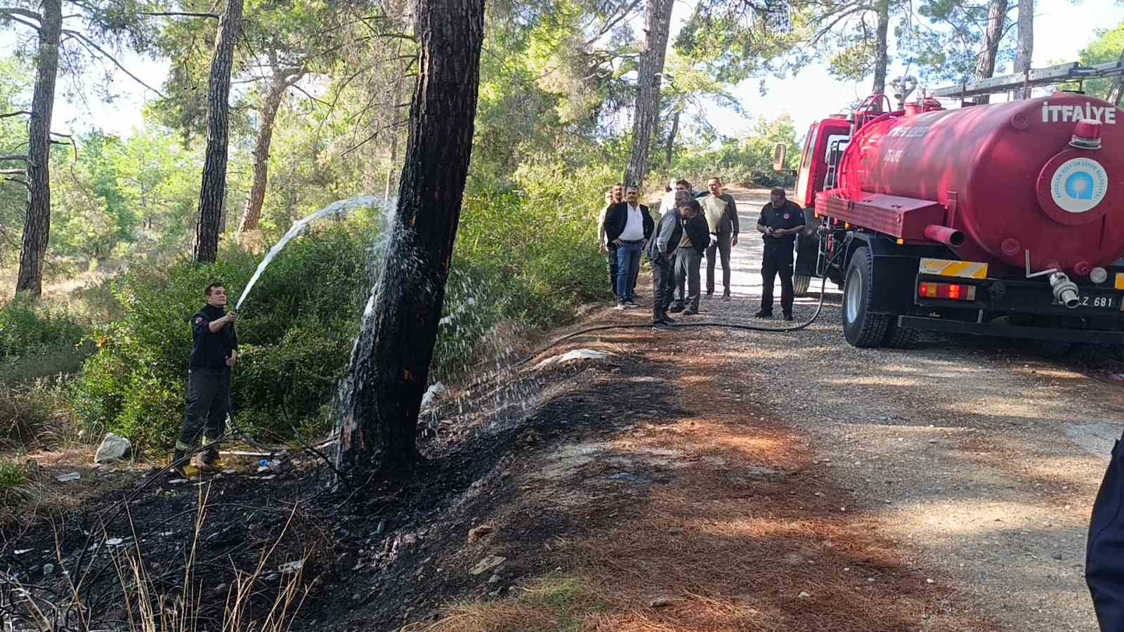 Ormanlık alanda &ccedil;ıkan yangını vatandaşlar s&ouml;nd&uuml;rd&uuml;
