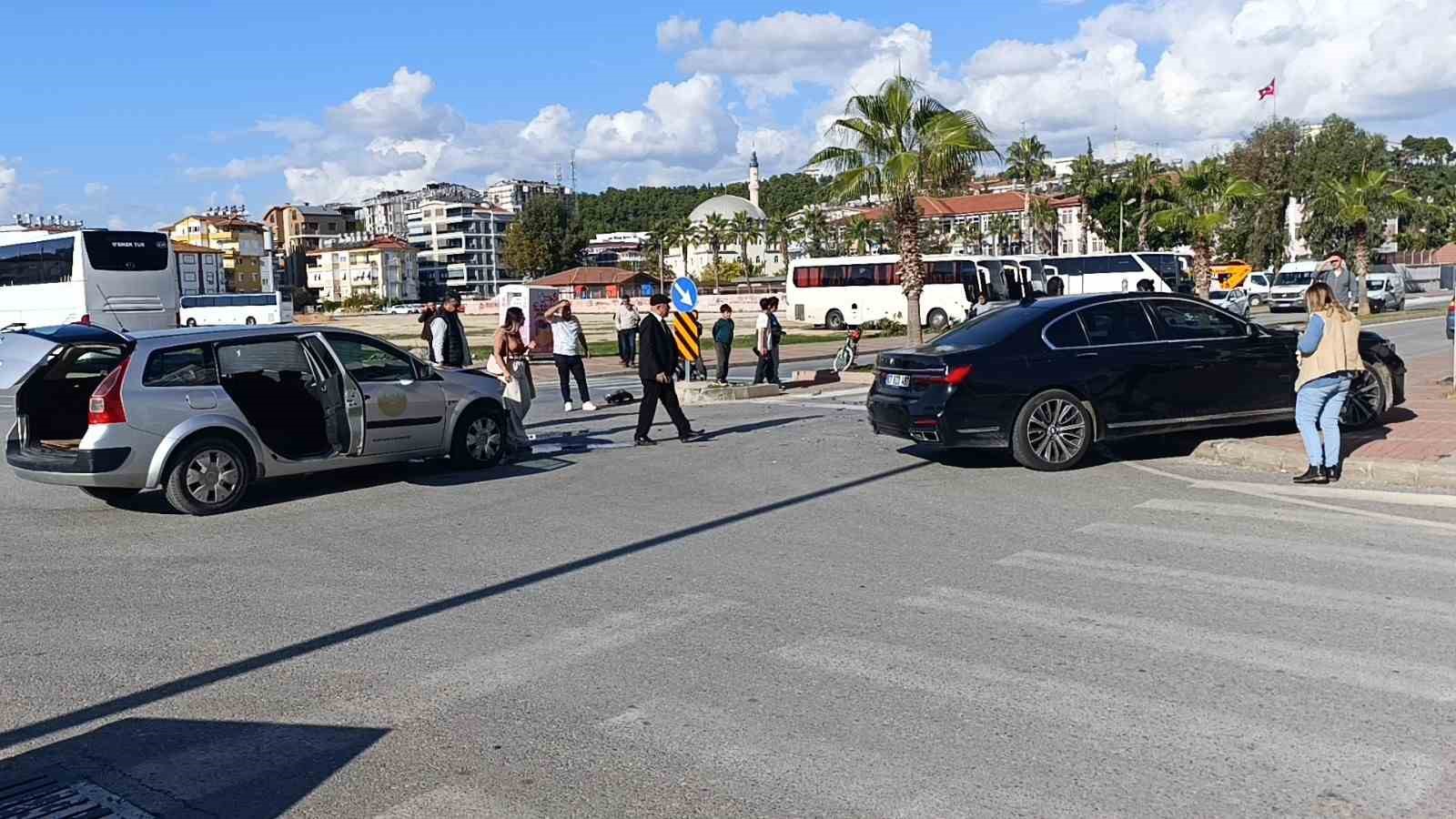 İl Sağlık M&uuml;d&uuml;rl&uuml;ğ&uuml; aracı kaza yaptı: 2 sağlık &ccedil;alışanı yaralandı
