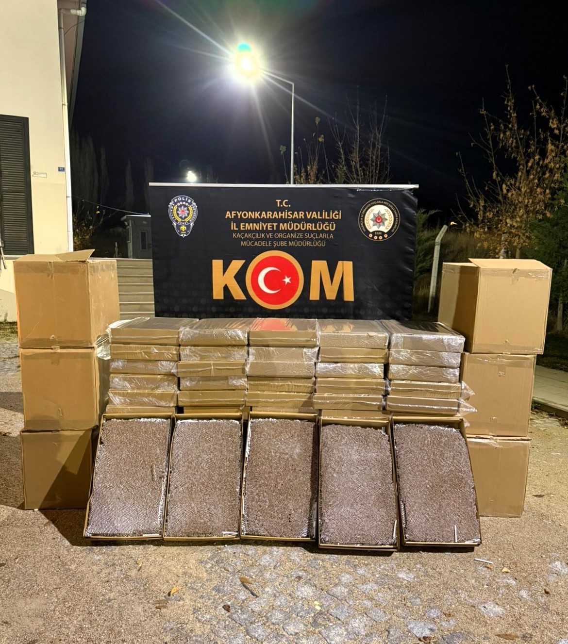 Afyonkarahisar’da yaklaşık 300 bin adet doldurulmuş kaçak makaron ele geçirildi