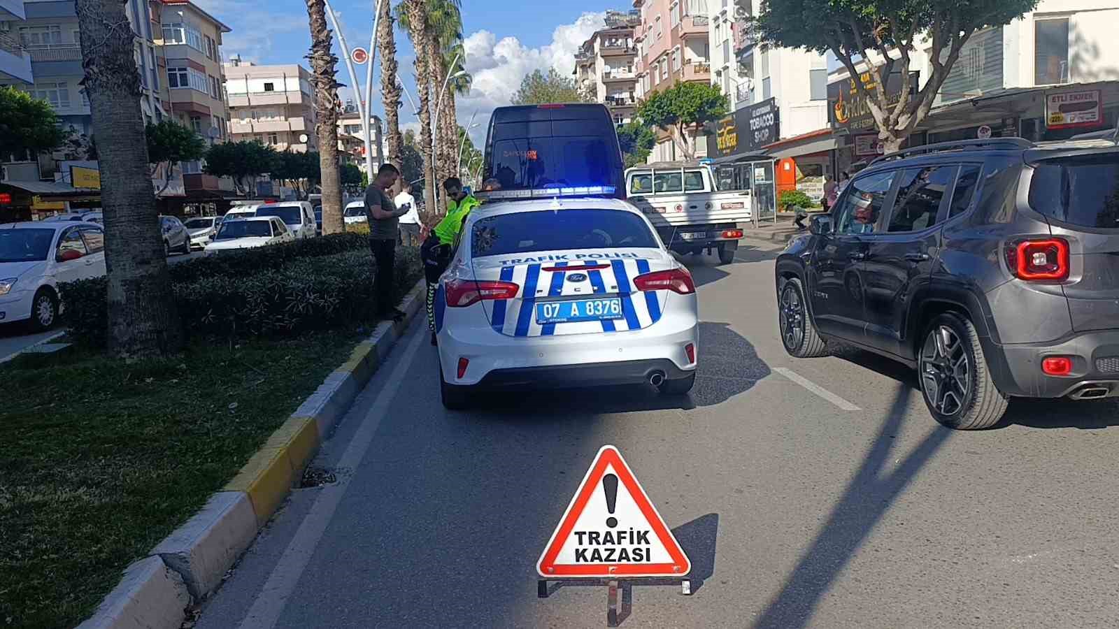 Manavgat&rsquo;ta 3 aracın karıştığı zincirleme kazada 1 kişi yaralandı
