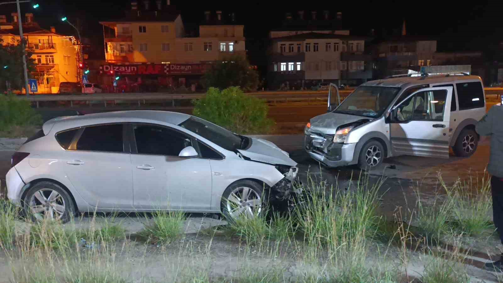 Havalanan otomobil hafif ticari araca çarptı