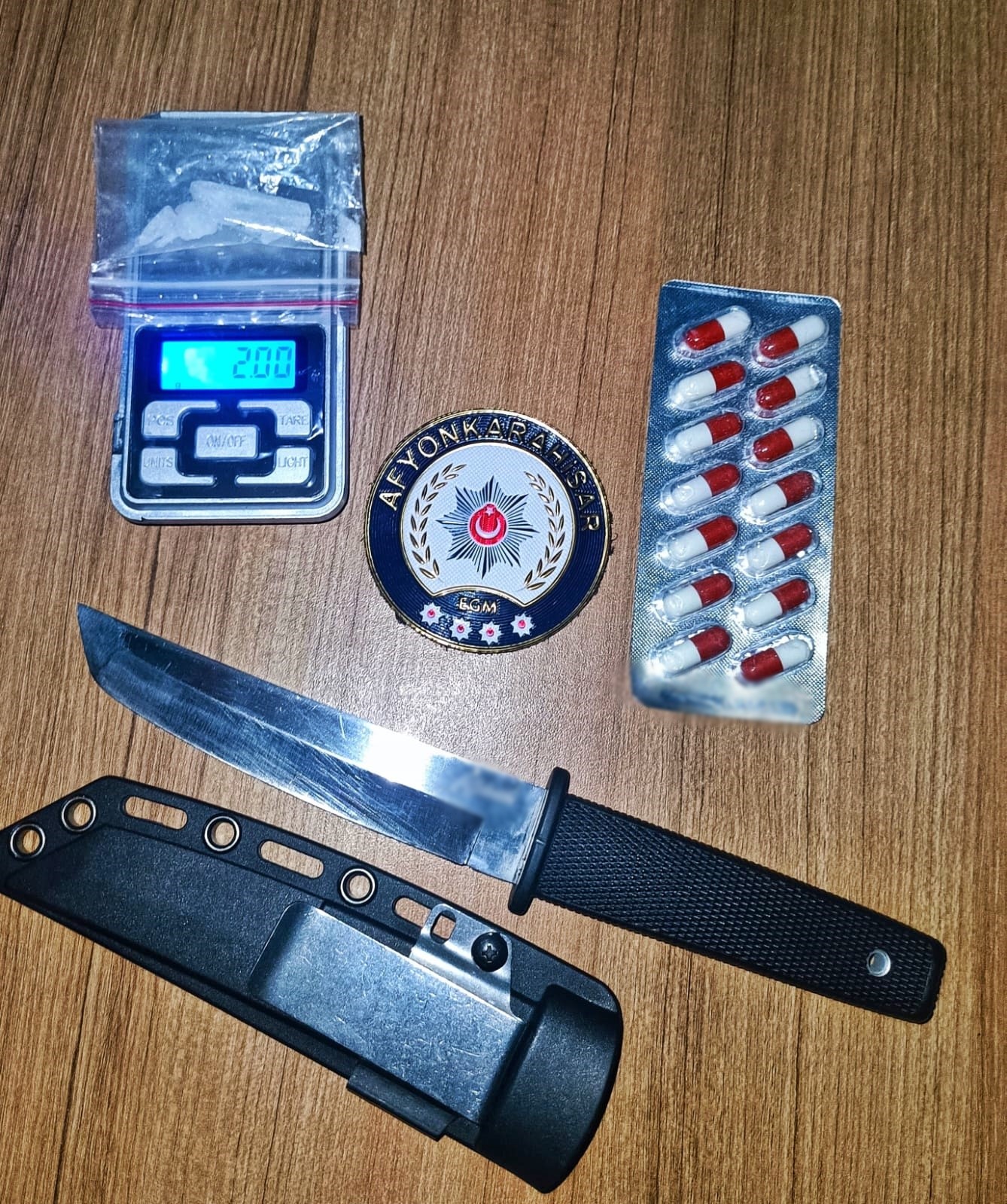 Polis çok sayıda ruhsatsız silah ve uyuşturucu maddeler ele geçirdi