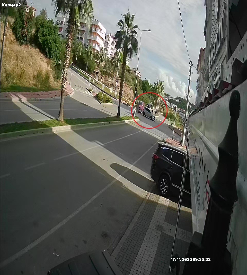 Şof&ouml;rl&uuml;k eğitimi yaparken ref&uuml;jdeki palmiyeyi devirdi, kaza anı g&uuml;venlik kamerasına yansıdı
