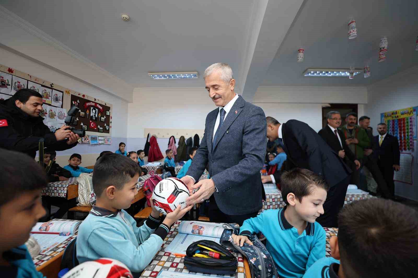 Şahinbey&rsquo;den okulunu temiz tutan &ouml;ğrencilere futbol topu hediye
