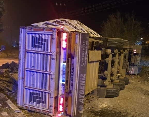 Malatya’da devrilen tır yolu kapattı