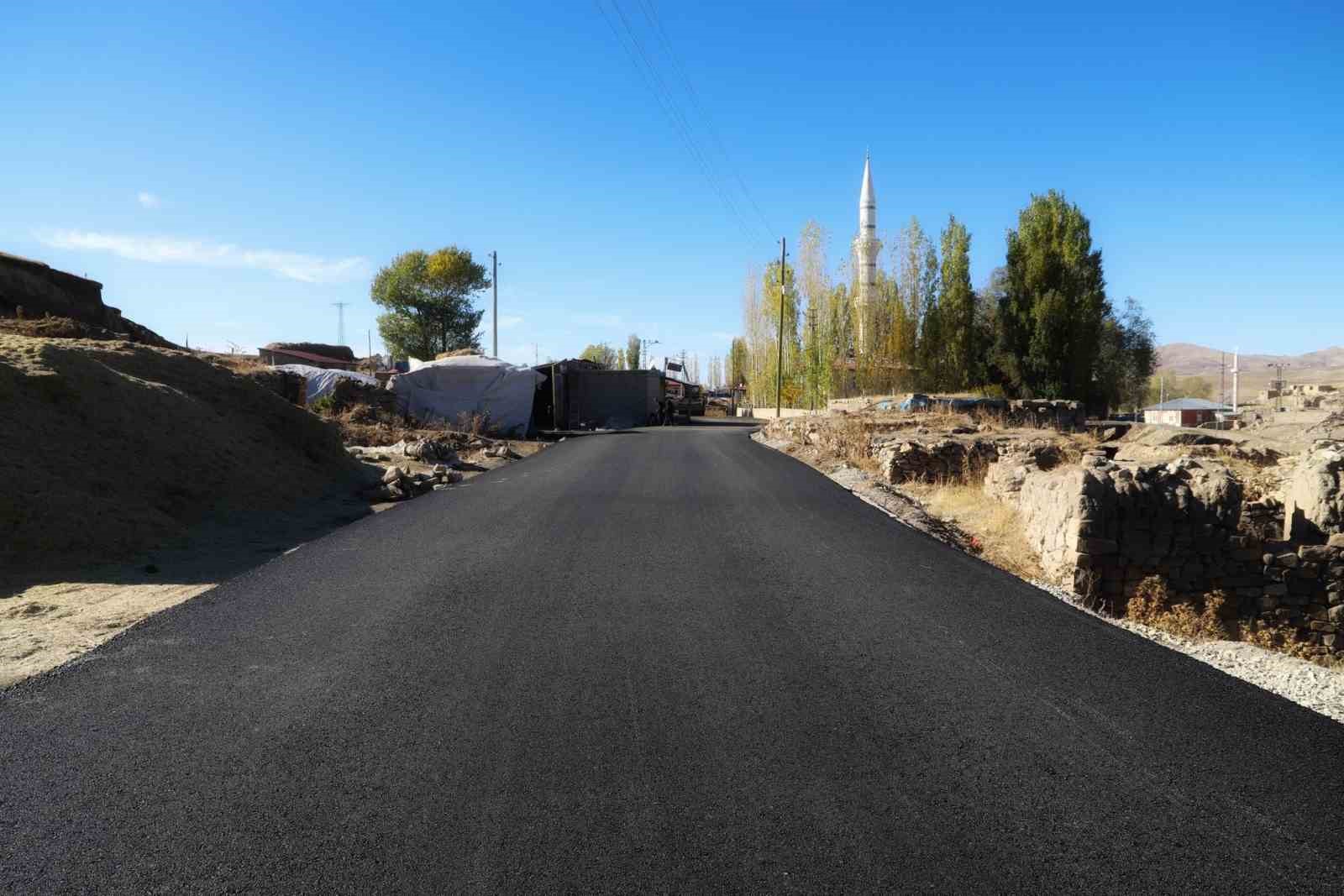 Ağrı’da köy yolları güçleniyor