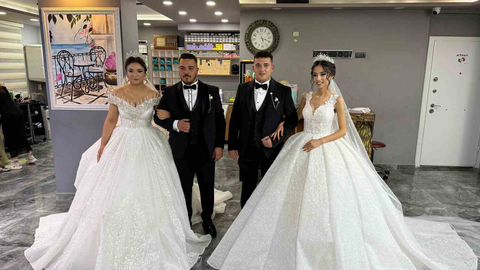 Bu düğünde her şey ’aynı’: Aynı yaştaki kardeşler, aynı yaştaki gelinlerle, aynı anda dünya evine girdi