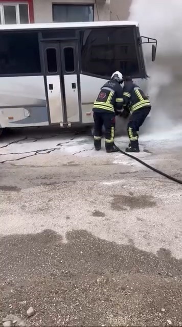 Park halindeki midibüs alev aldı