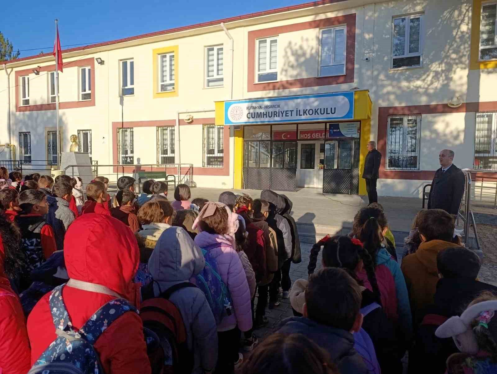 Müdür Hasan Kilitci: "Bayrak törenleri, milli değerlerimizle bağımızı güçlendiren özel anlardır"