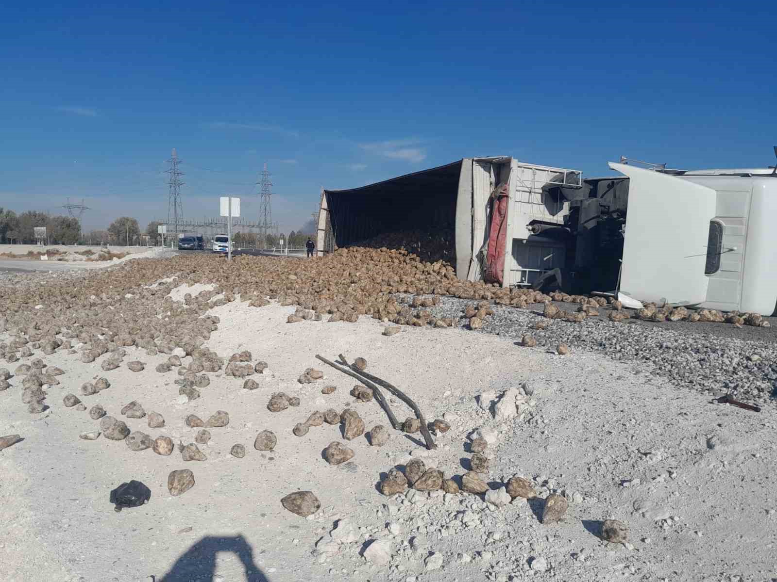 Pancar yüklü tır devrildi: 1 yaralı