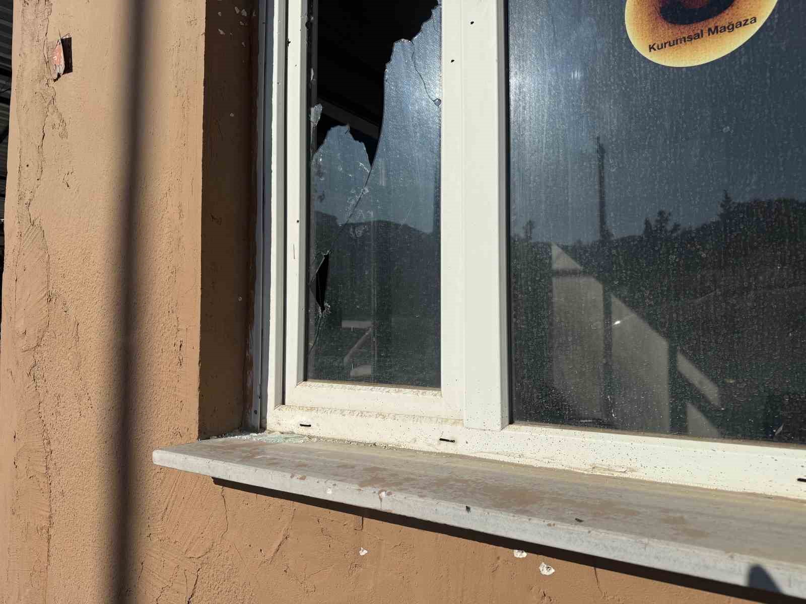 Pompalı tüfekle iş yerine ateş açtı
