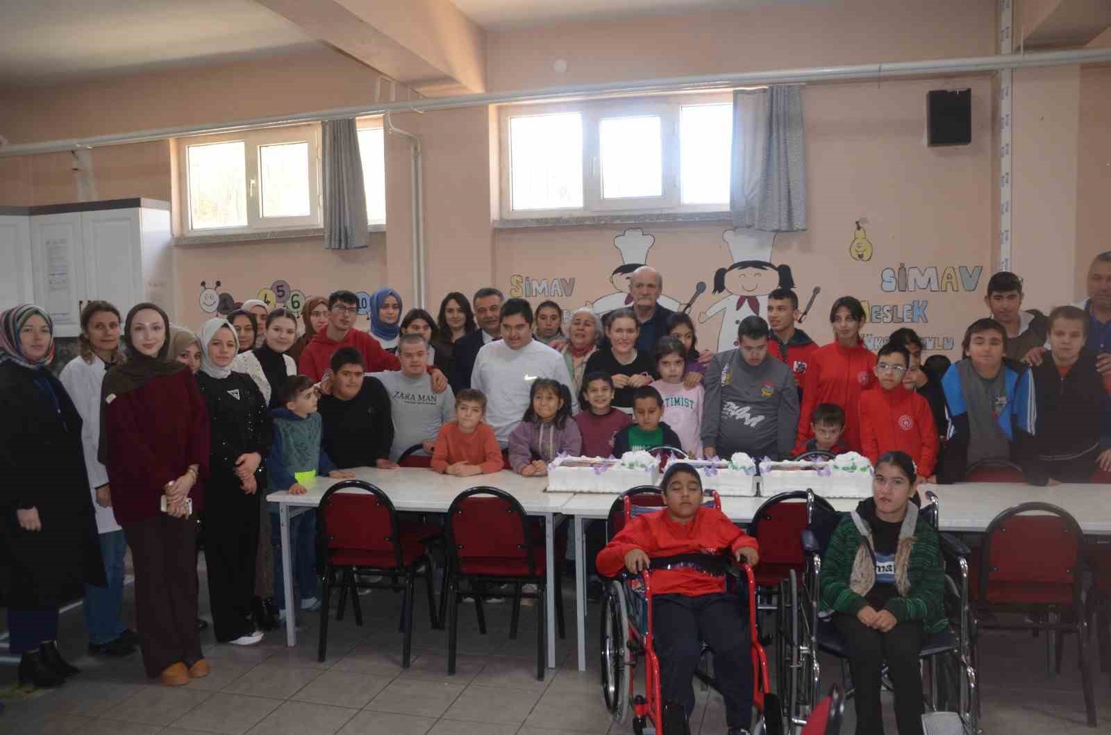 &Ouml;zel &ouml;ğrenciler Yeşim Akbaş&rsquo;ı doğum g&uuml;n&uuml;nde andı
