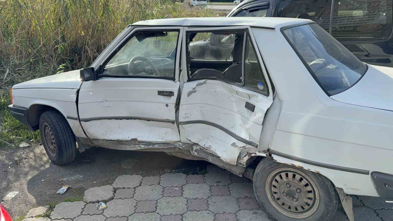 Kavşakta otomobiller çarpıştı: 2 yaralı