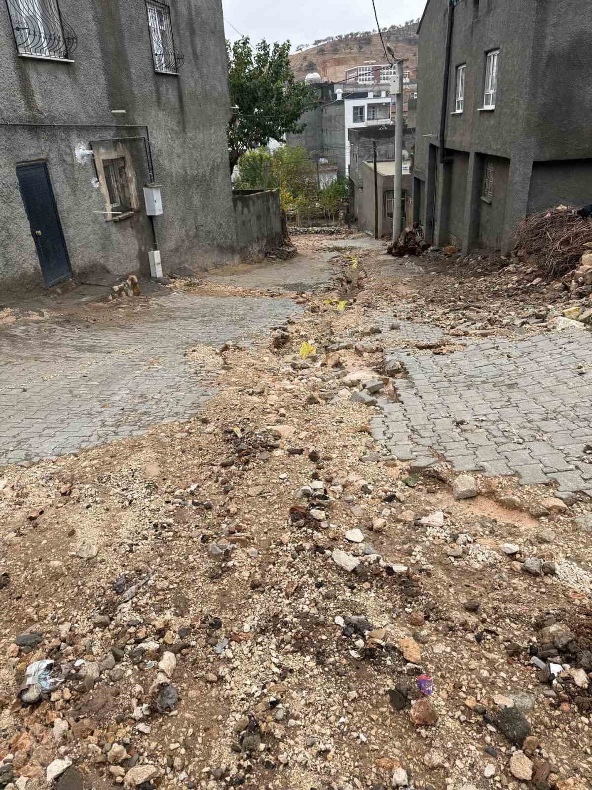 Mazıdağı’nda şiddetli yağışların neden olduğu çukurlarda ortaya çıkan doğal gaz boruları tehlike saçıyor