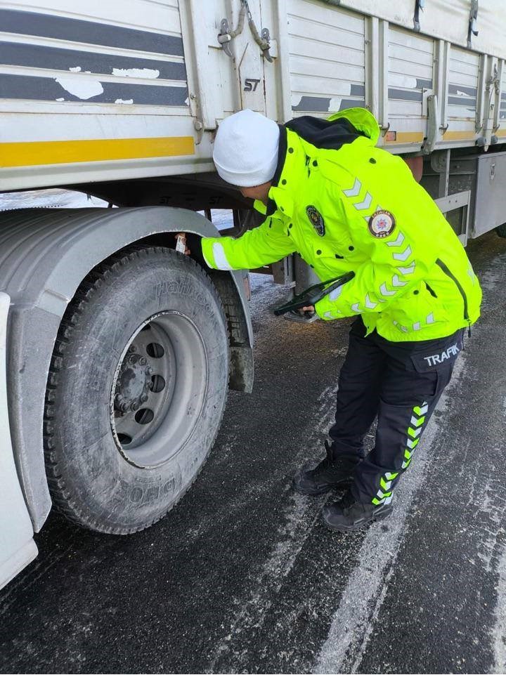 Erzincan’da zorunlu kış lastiği denetimi yapıldı
